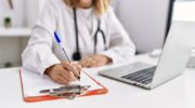 Врачам хотят упростить подтверждение права на работу