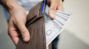 Иностранным работникам могут ограничить выплаты по болезни и материнству