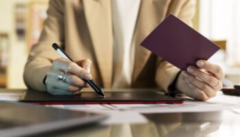 Можно ли отказаться от электронной трудовой книжки? Разбираемся