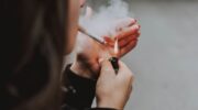 Курить на балконе можно? А у подъезда? Разбираемся, что говорит закон