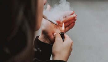 Курить на балконе можно? А у подъезда? Разбираемся, что говорит закон