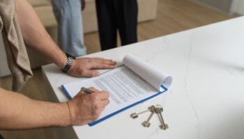 Можно ли выписать человека из квартиры без его согласия?