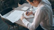 Работник подписал документы задним числом: можно ли использовать их против него?