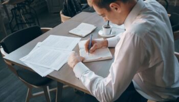 Работник подписал документы задним числом: можно ли использовать их против него?