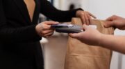 Магазин просит перевести деньги на личную карту: что делать?