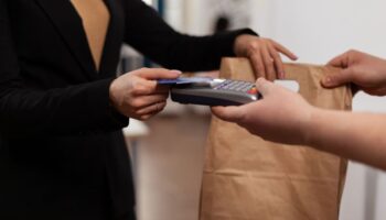 Магазин просит перевести деньги на личную карту: что делать?
