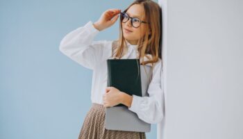 Родителям школьников хотят ежегодно выплачивать 10 тысяч рублей на форму