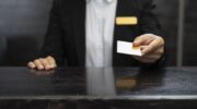 Можно заселиться в гостиницу по водительским правам: как это работает
