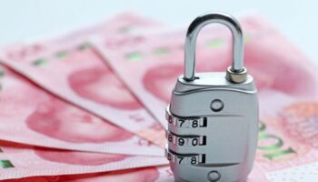 Внесли крупную сумму наличными. Почему банк может спросить, откуда деньги?