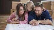 Семья с двумя детьми продает квартиру: когда можно не платить НДФЛ