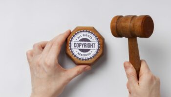 Материалы, созданные с помощью ИИ, могут обязать маркировать