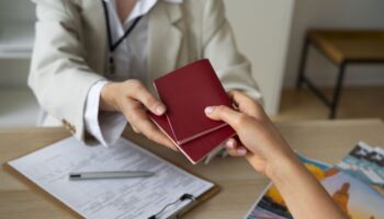 Загранпаспорт не по прописке: можно ли оформить там, где живешь?