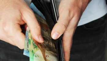ЦБ еще на полгода ограничил вывод денег за рубеж
