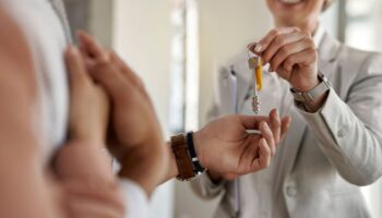 Продали унаследованную квартиру: три года считать со смерти родственника или с оформления наследства?