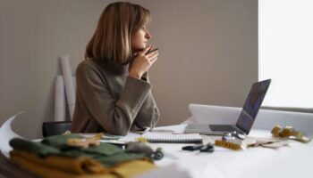 Самозанятый по документам, сотрудник — по факту. Можно ли потребовать трудовой договор?
